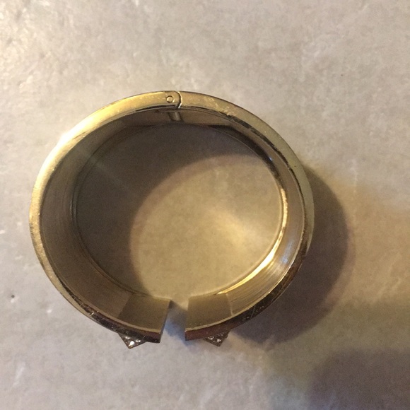 VS GOLD CUFF BRACELET - Picture 6 of 8